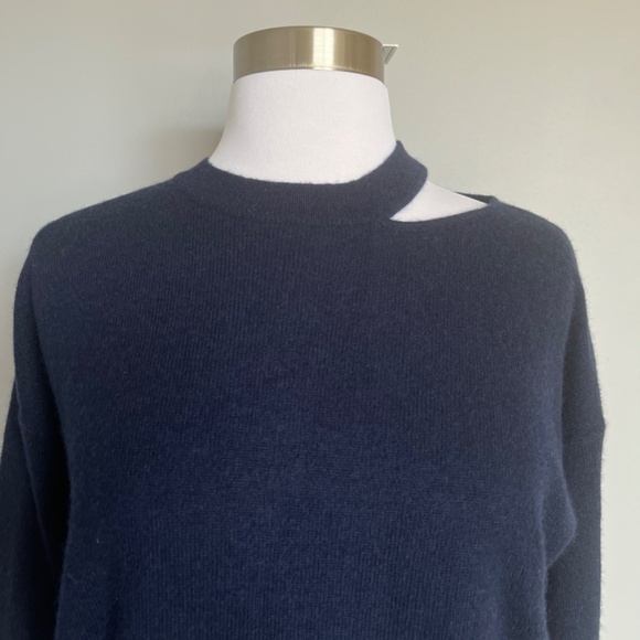 360 CASHMERE Rue Cutout Skull Print Navy Cashmere Cold Shoulder Pullover Sweater - Picture 4 of 13